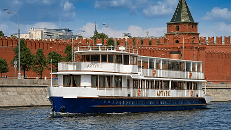 Теплоход Артурс